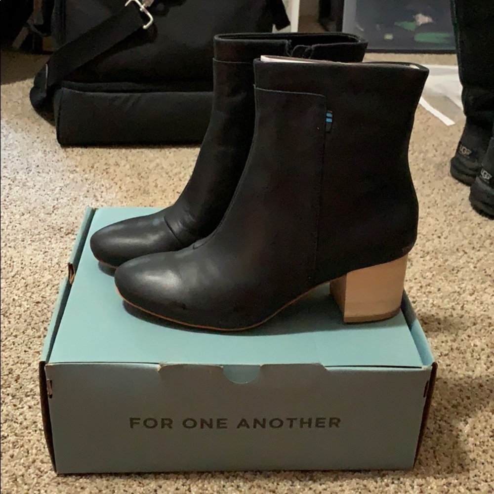 Toms Black Booties Sz8